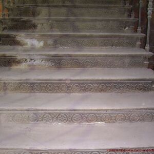Historische antike Eisentreppe mit 12 Stufen und zwei Podesten
